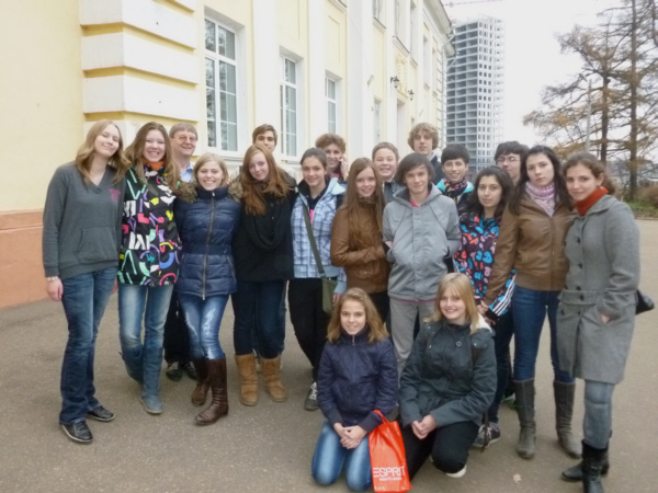 Unsere Schüler mit ihren Gastgebern und Freunden in Kommunarka